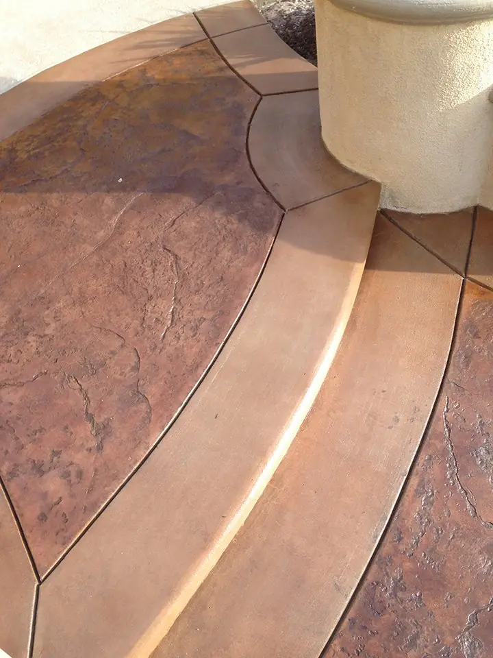 Curved stained patio with a textured contrasting border